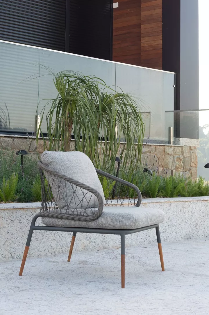 Poltrona Araçá Com Os Pés Em Madeira