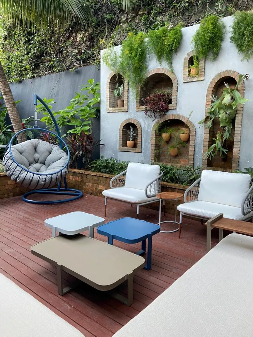 Poltrona Araçá Com Os Pés Em Madeira