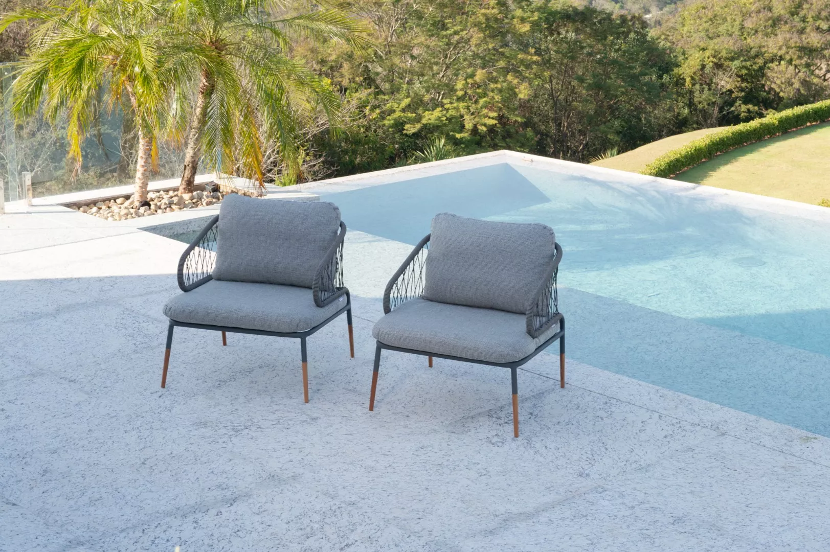 Poltrona Araçá Com Os Pés Em Madeira