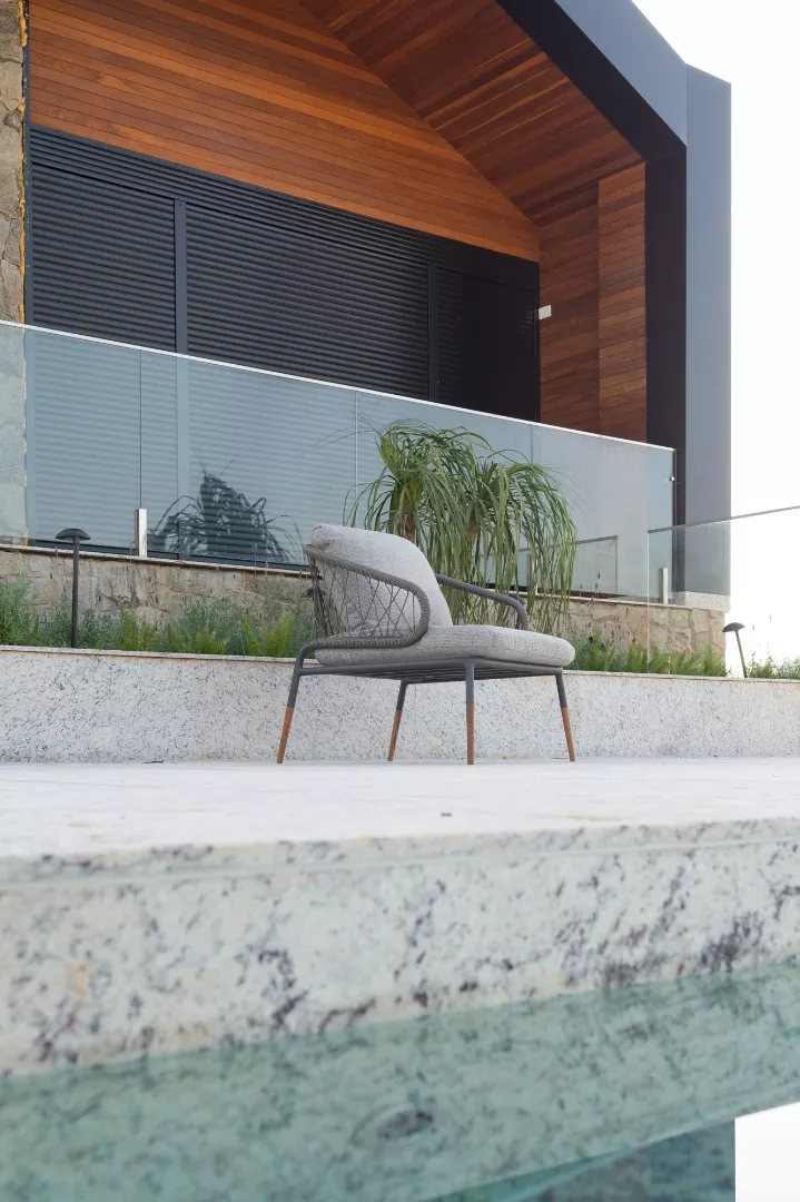 Poltrona Araçá Com Os Pés Em Madeira