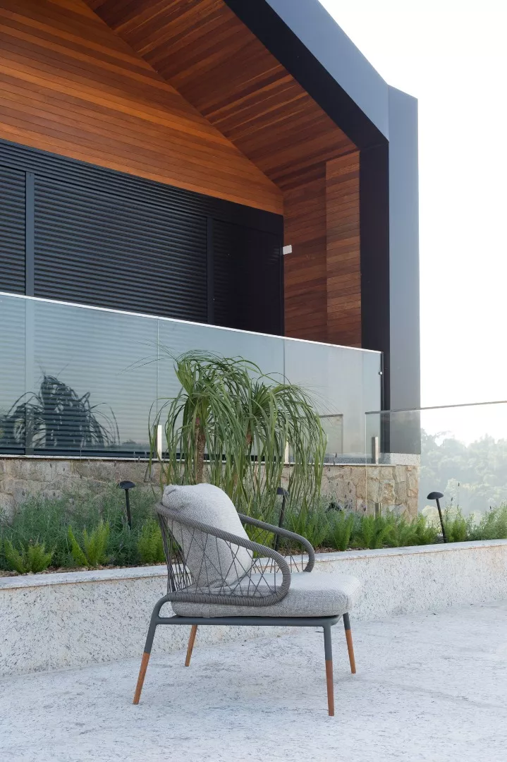 Poltrona Araçá Com Os Pés Em Alumínio