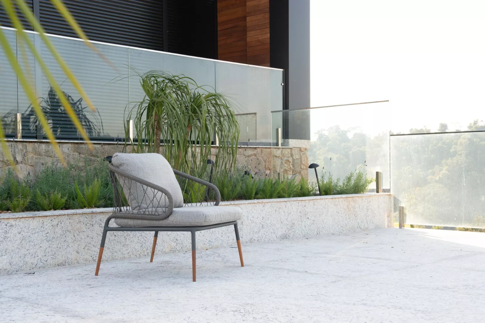 Poltrona Araçá Com Os Pés Em Alumínio