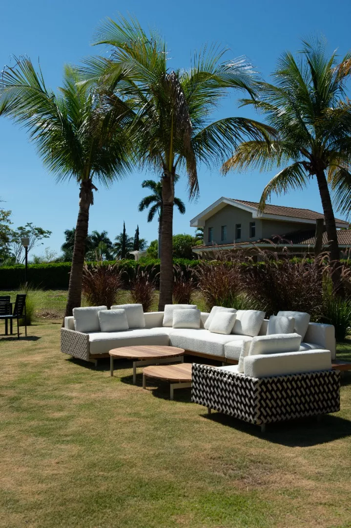 Mesa de Centro Pilotis Quadrada Tampo em Madeira - Baixa