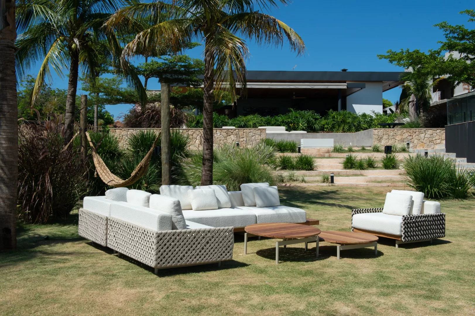 Mesa de Centro Pilotis Redonda Tampo em Madeira - Baixa