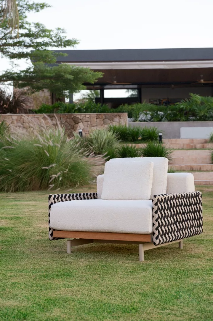 Mesa de Centro Pilotis Redonda Tampo em Madeira - Baixa